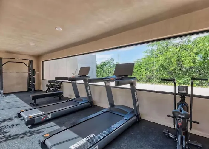1st Flr Chic Jungle - Priv Pool Steam & Gym Apartment