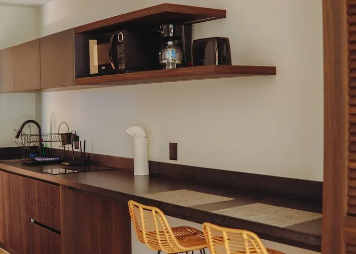 1st Flr Chic Jungle - Priv Pool Steam & Gym Apartment